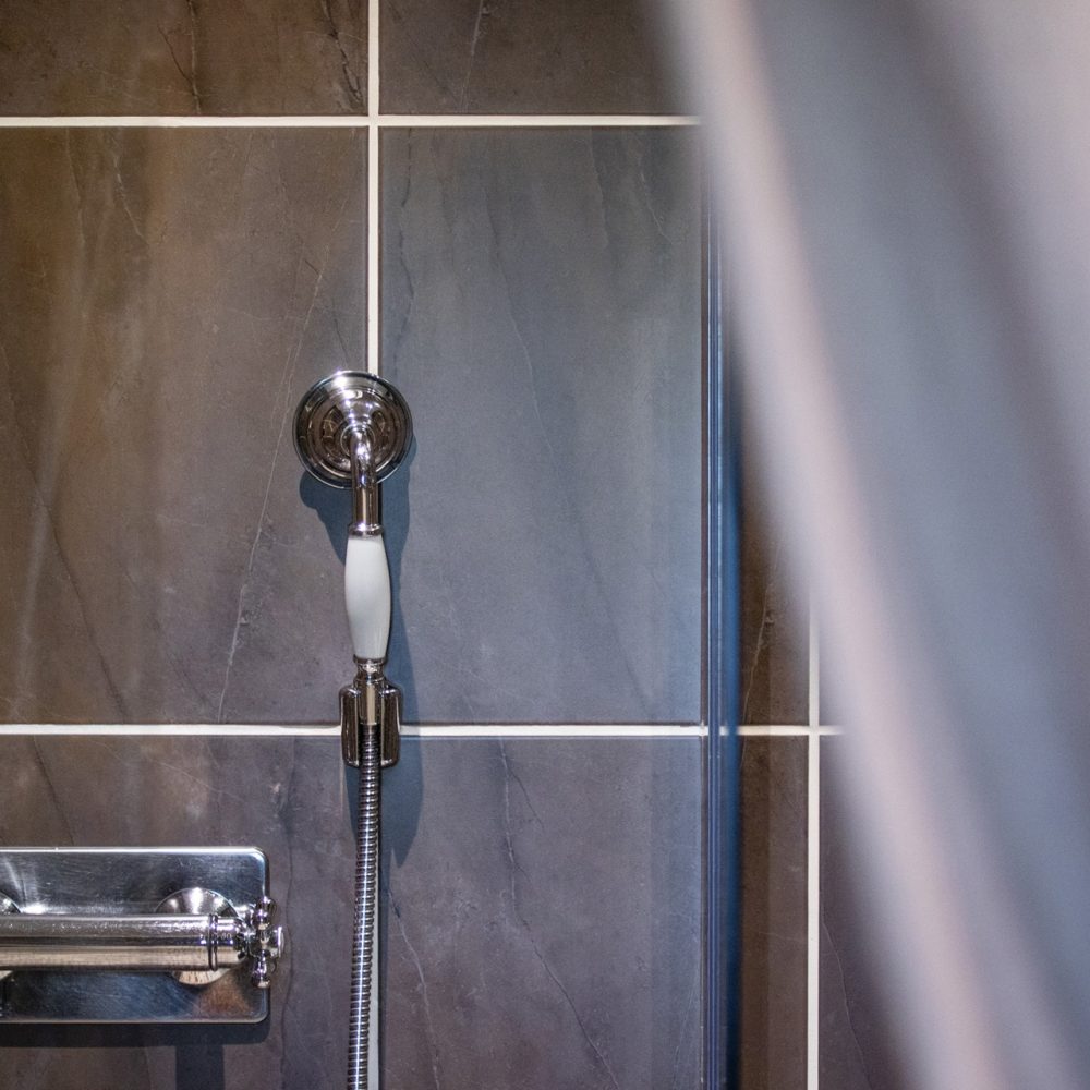 Détail de la douche à l'italienne de la Chambre Bergerac