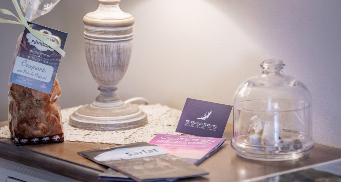 Bureau avec carte des Rêveries en Périgord sous cloche dans la Chambre Bergerac
