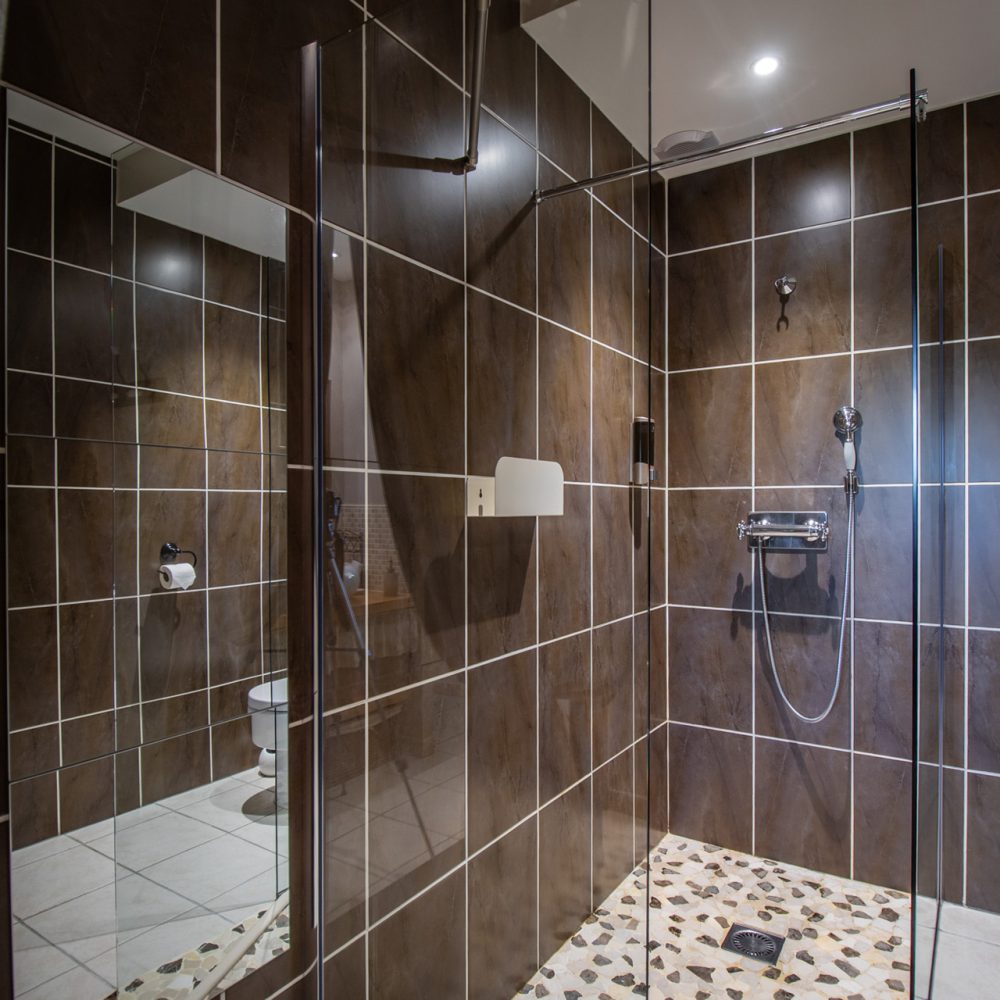 Douche à l'italienne au carrelage sombre dans la Chambre Bergerac