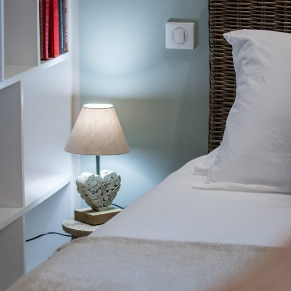 Lampe de chevet, oreillers et coussin vert dans la Chambre Bergerac