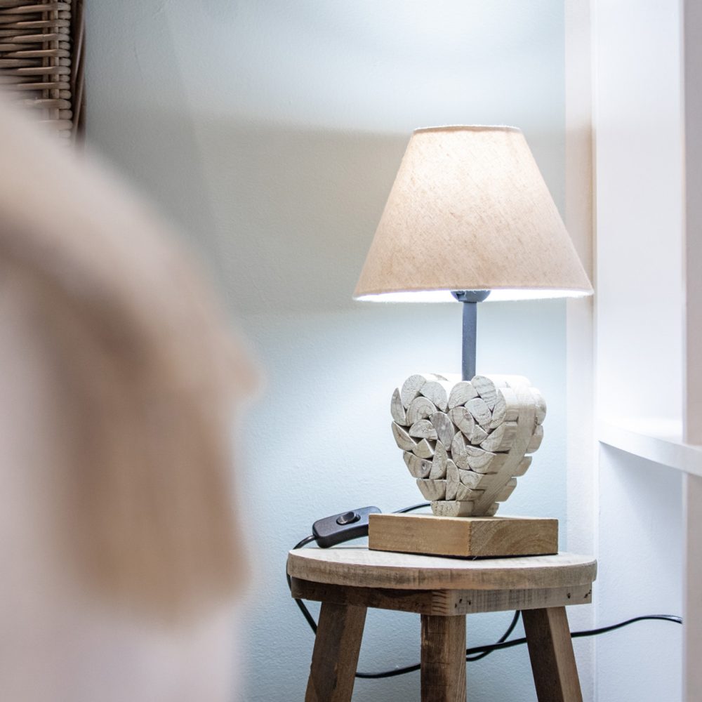 Lampe de chevet en forme de cœur dans la Chambre Bergerac