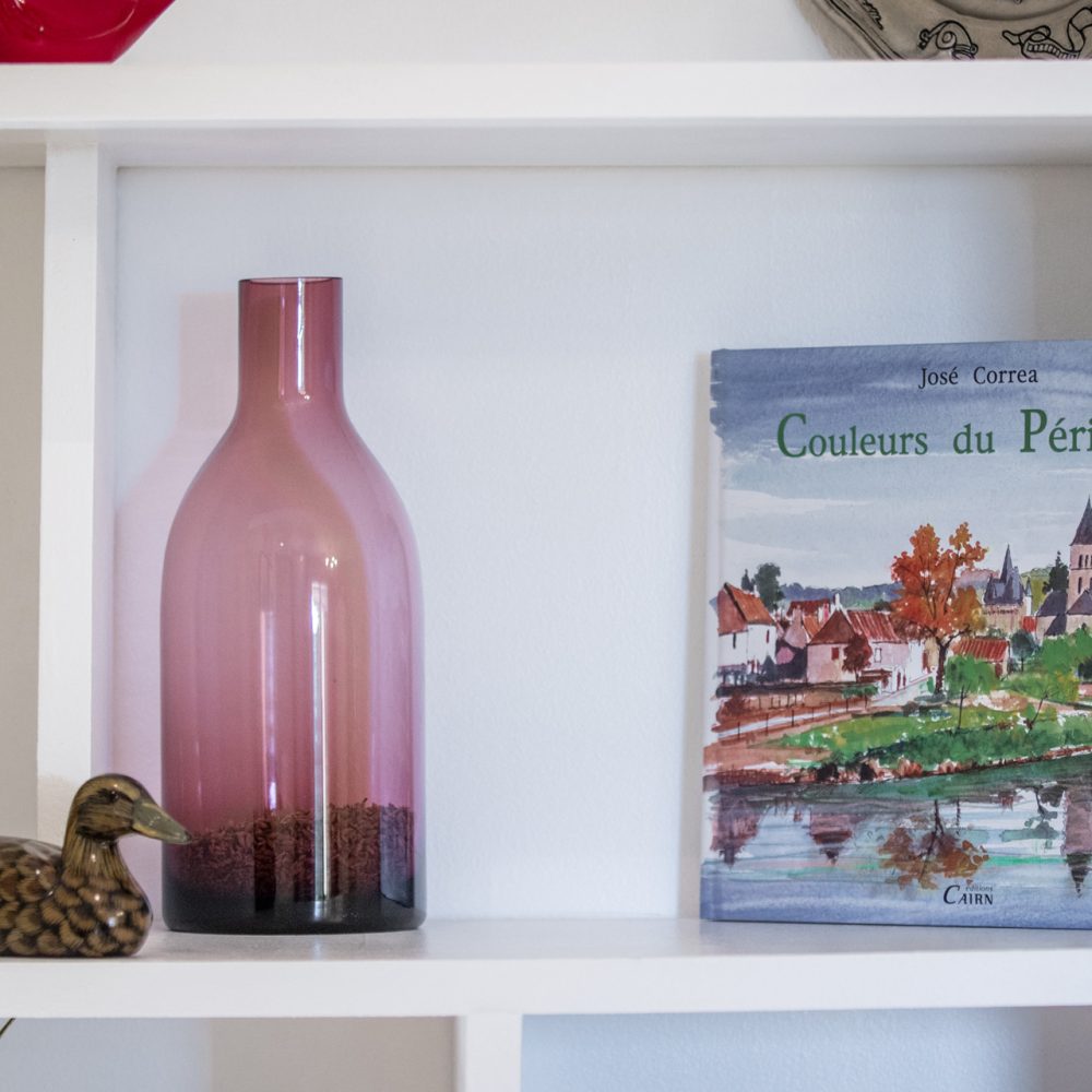 Étagère avec vase et livre sur la cuisine en Périgord dans la Chambre Bergerac