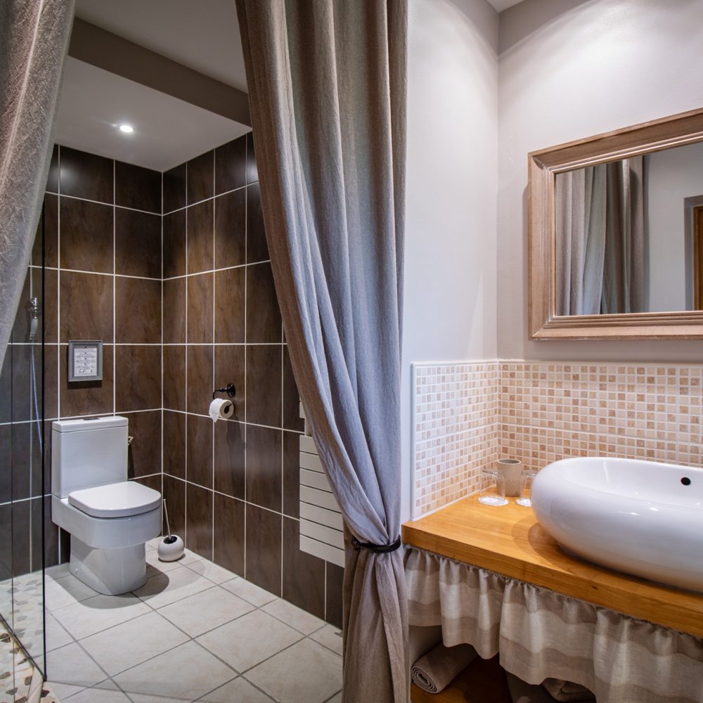 Salle de bains complète de la Chambre Bergerac avec vasque et WC