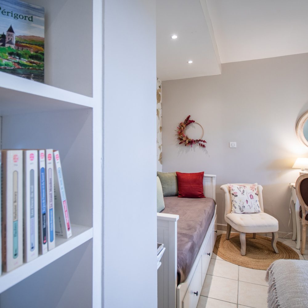 Coin bibliothèque et fauteuil dans la Chambre Bergerac