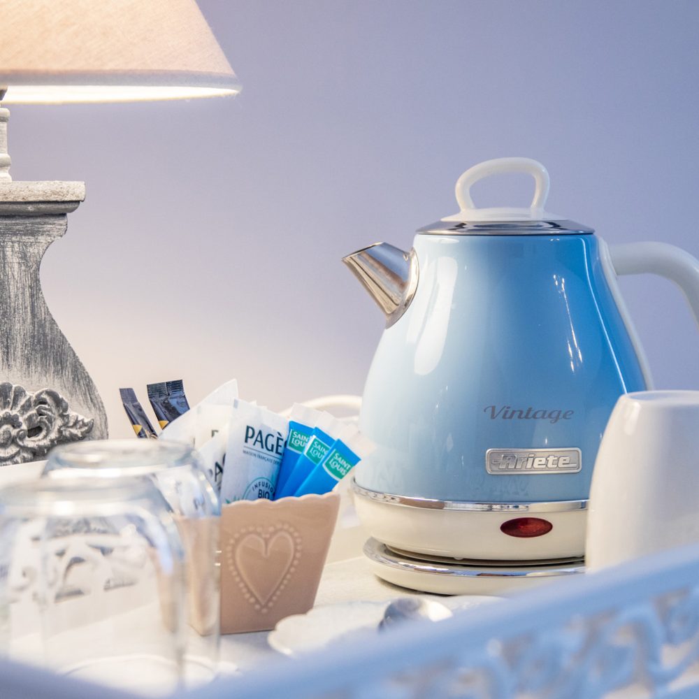 Plateau de courtoisie avec bouilloire et théière dans la Chambre Brantôme