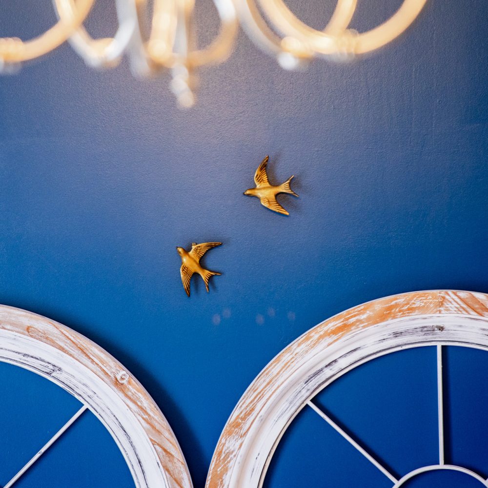 Détail de la lune et des oiseaux dorés près du lustre de la Chambre Brantôme