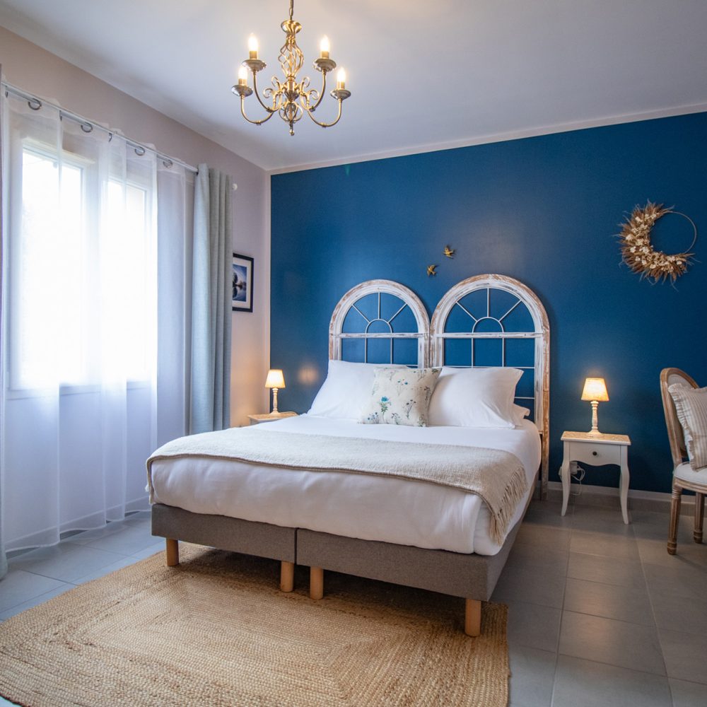 Chambre Brantôme lumineuse avec lit double et fenêtre habillée de voilages