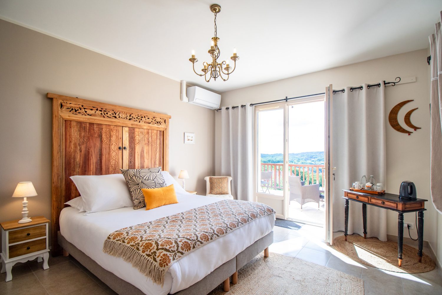 Chambre Sarlat avec lit et accès terrasse, lune dorée au mur