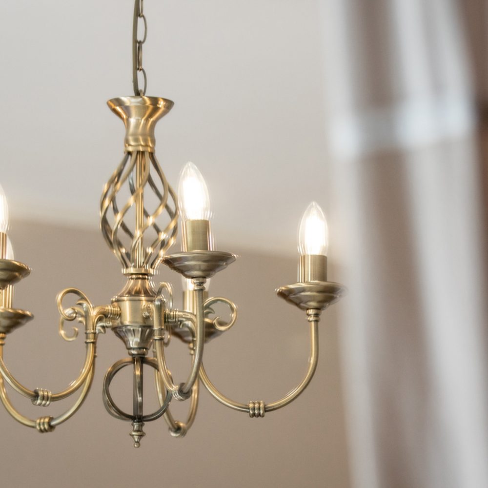 Détail du lustre doré de la Chambre Sarlat