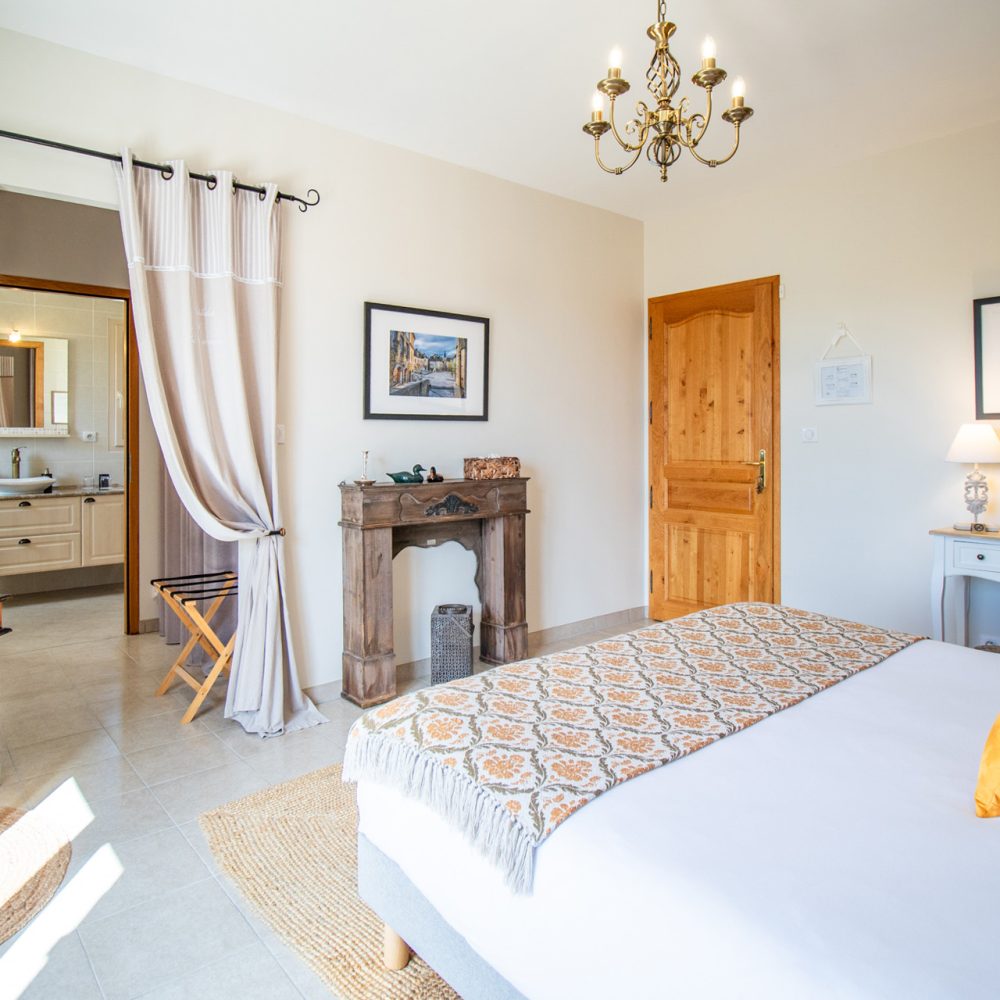 Chambre Sarlat avec cadres et rideaux