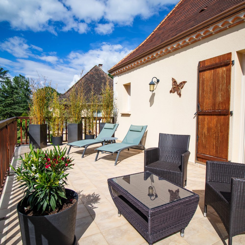 Terrasse de la Chambre Sarlat avec fauteuils et vue sur les toits de Sarlat