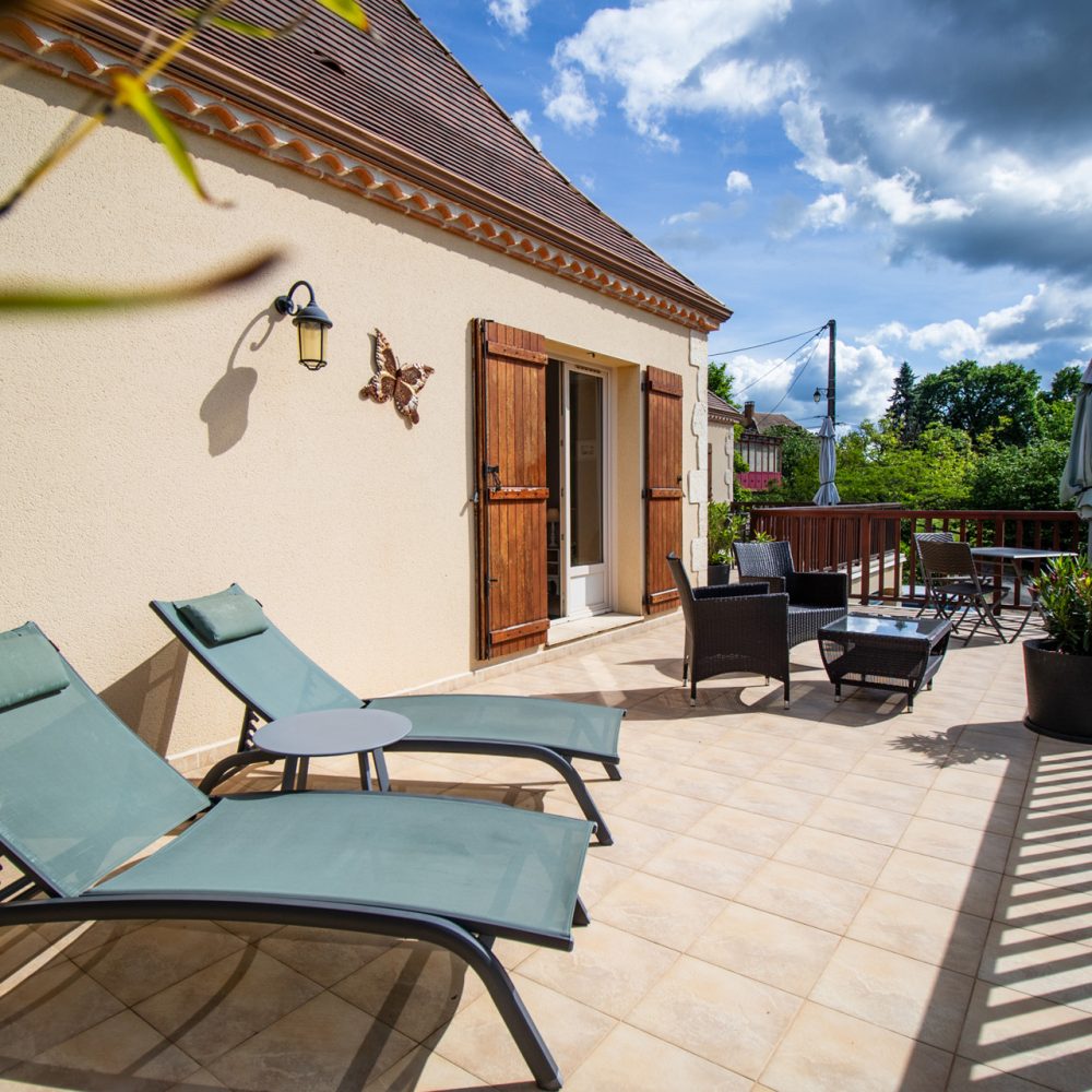 Terrasse de la Chambre Sarlat et façade périgourdine avec vue