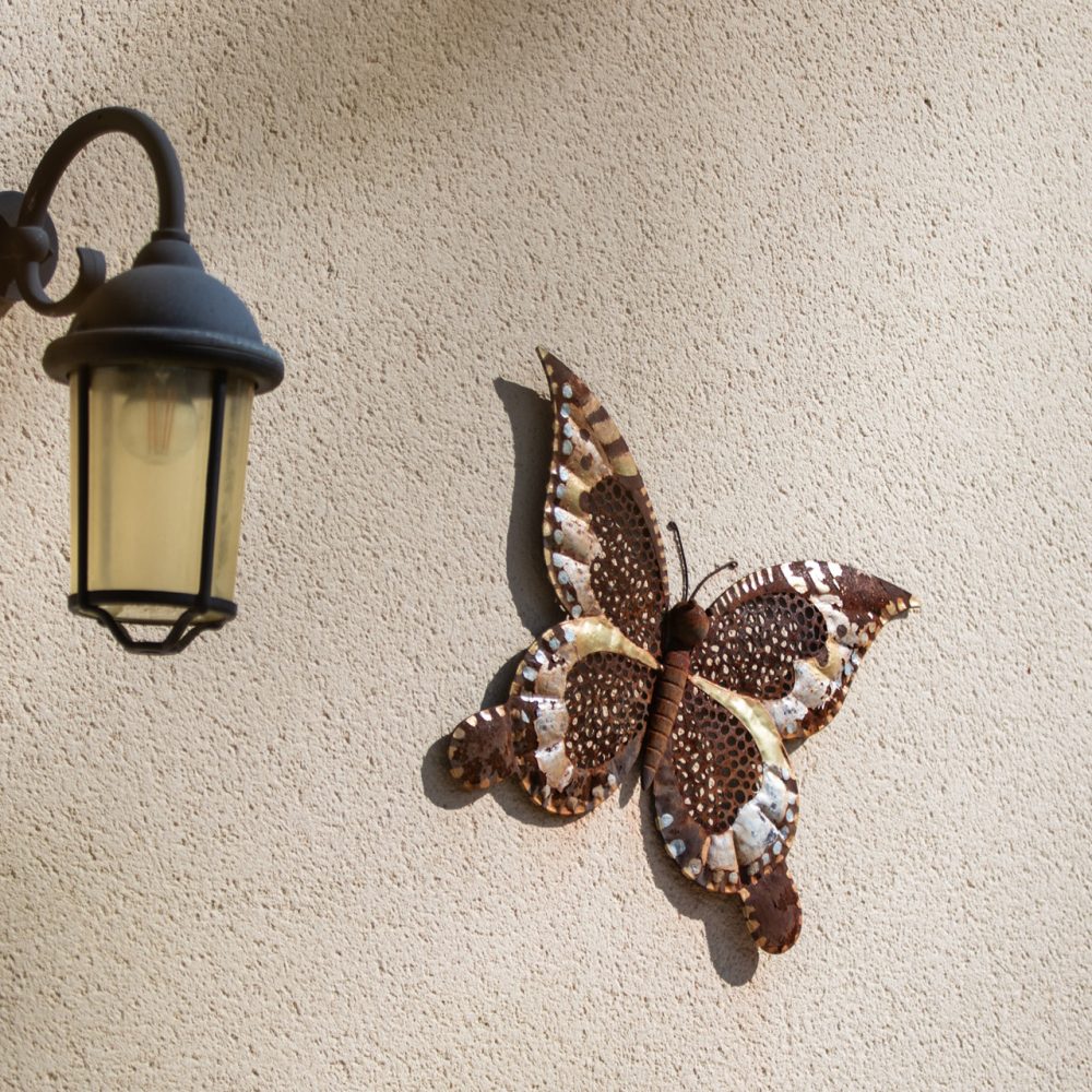 Applique murale et papillon décoratif dans la Chambre Sarlat