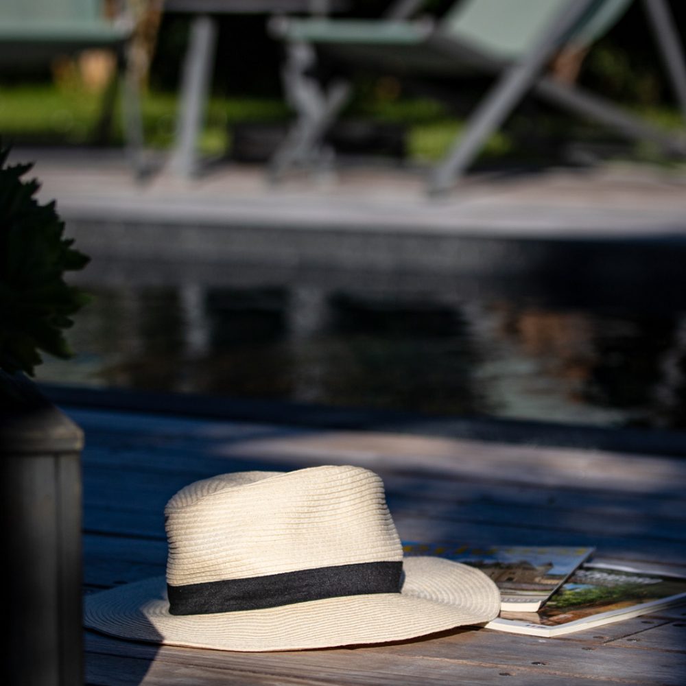Chapeau Panama posé près de la piscine, chambres d’hôtes avec piscine à Sarlat