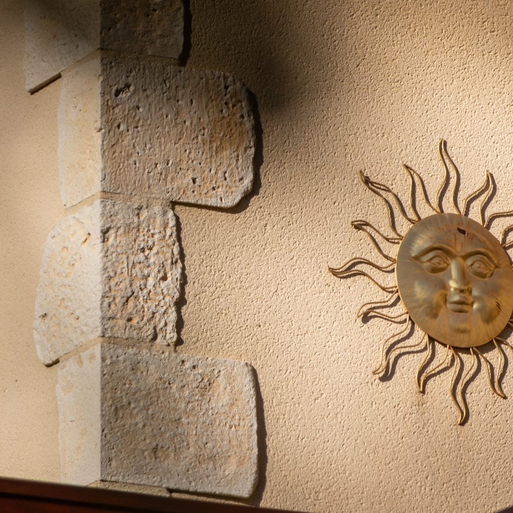 Décoration murale en forme de soleil doré, chambres d’hôtes de charme à Sarlat