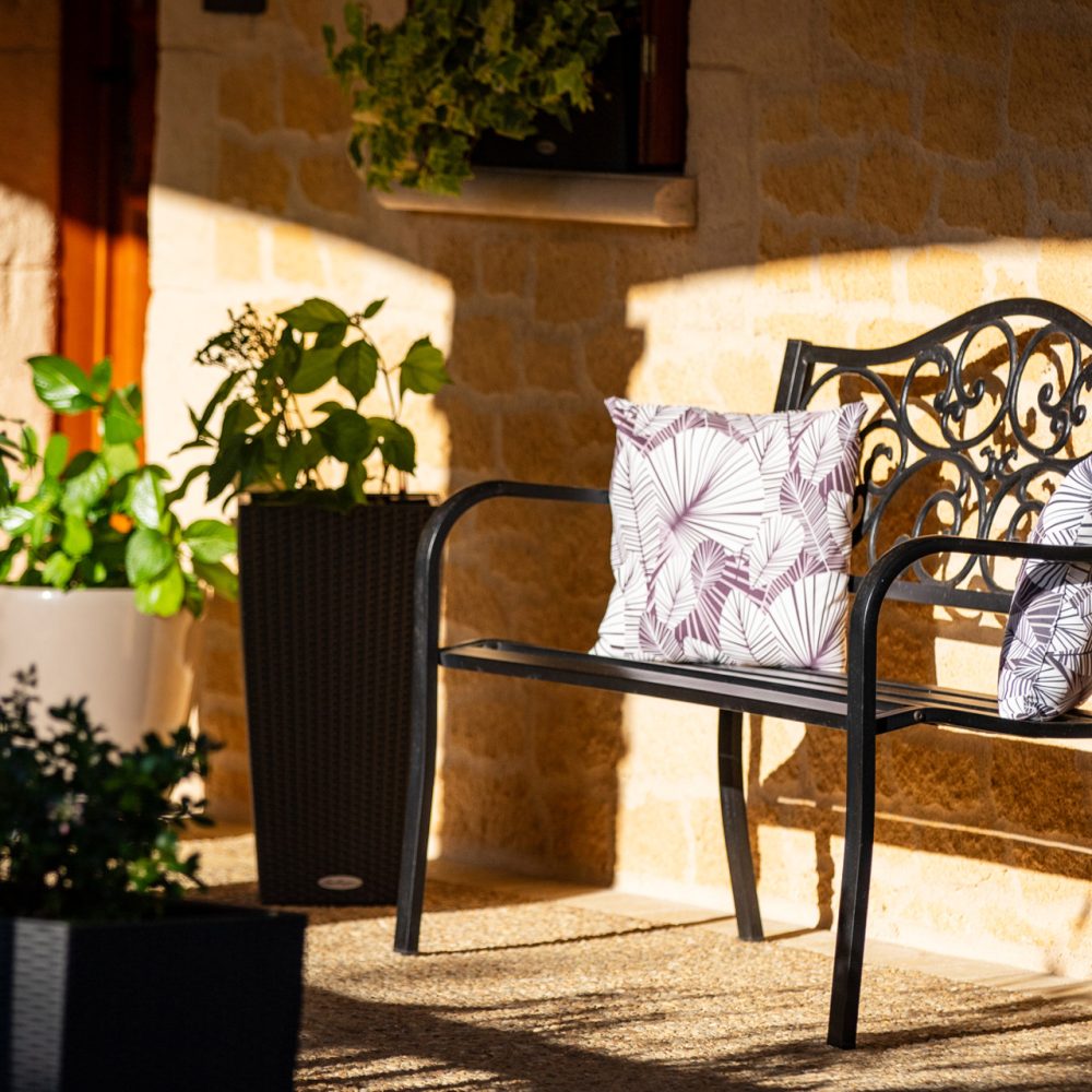 Coin terrasse couvert avec banc et plantes, maison d’hôtes de charme à Sarlat