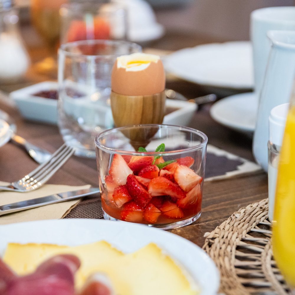 Verrine de fraises et jus d'orange au petit-déjeuner près de Sarlat