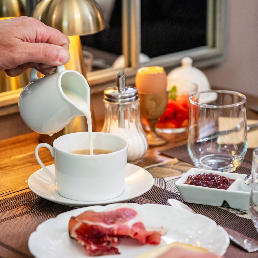 Petit-déjeuner avec charcuterie, fraises et boisson chaude près de Sarlat