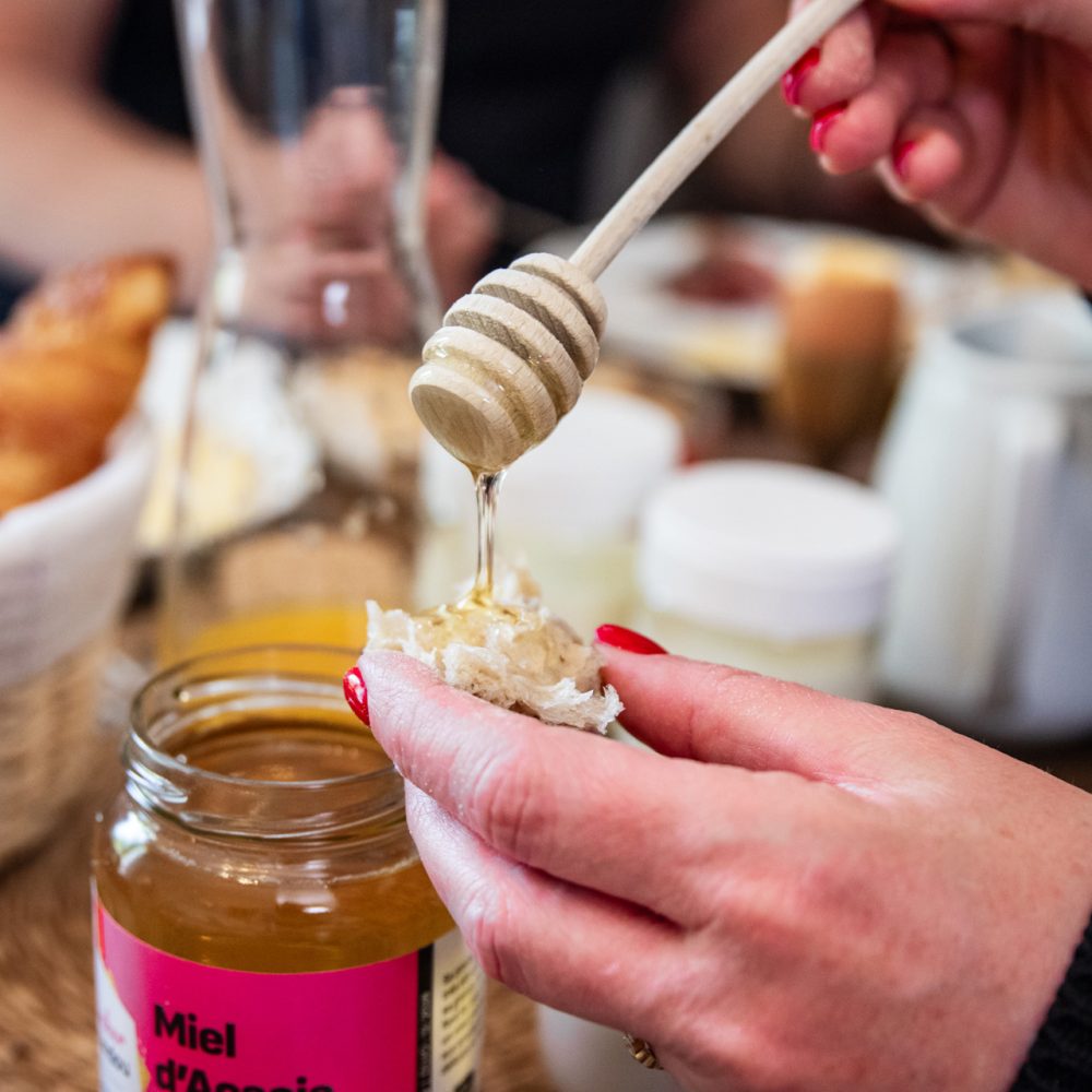 Miel servi à la cuillère au petit-déjeuner des Rêveries en Périgord