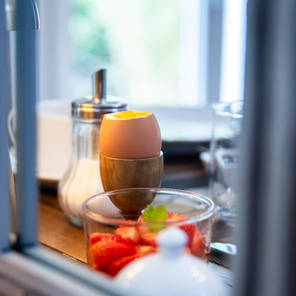 Jus d'orange frais et fraises au petit-déjeuner des Rêveries en Périgord