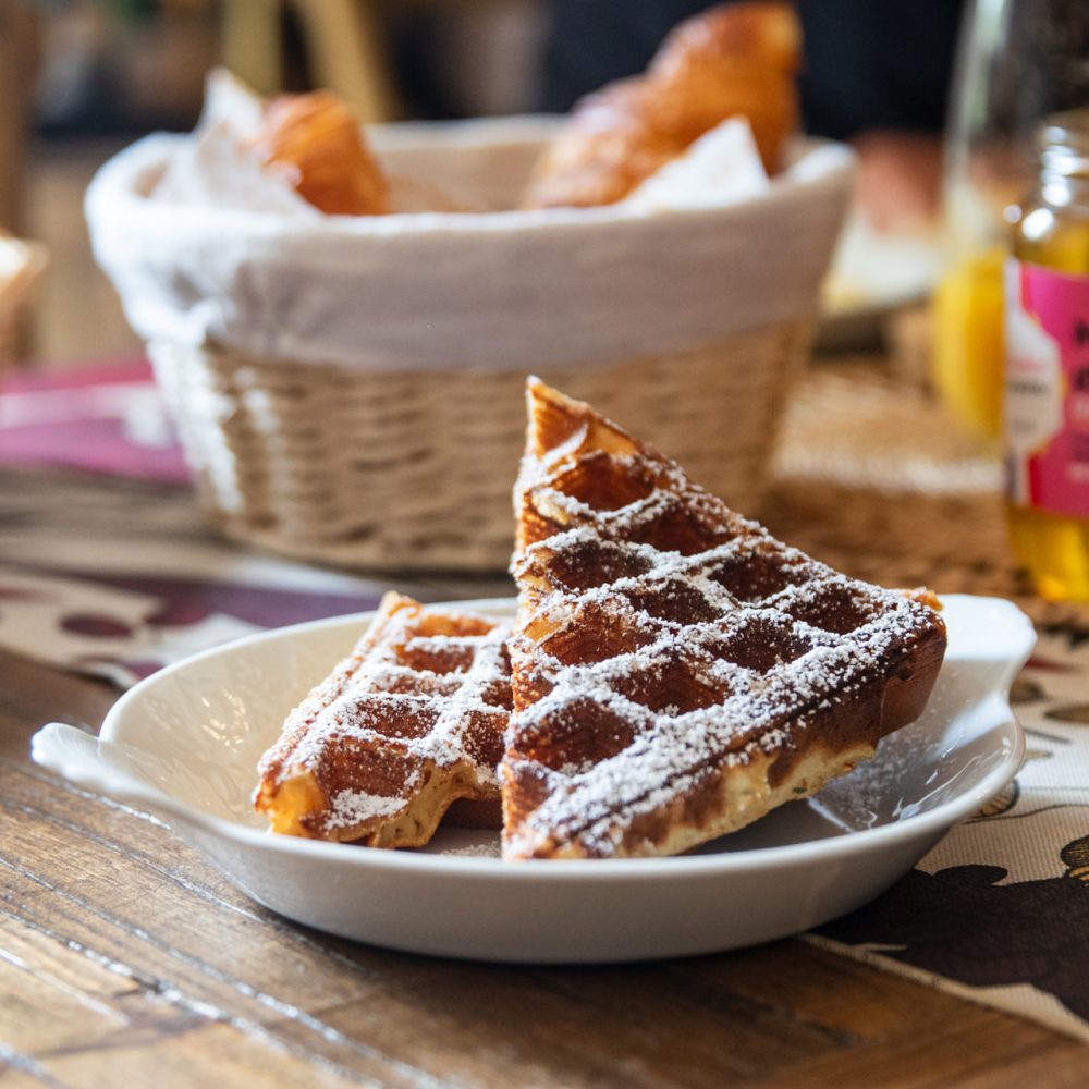 Viennoiseries, gaufre et confiture au petit-déjeuner près de Sarlat