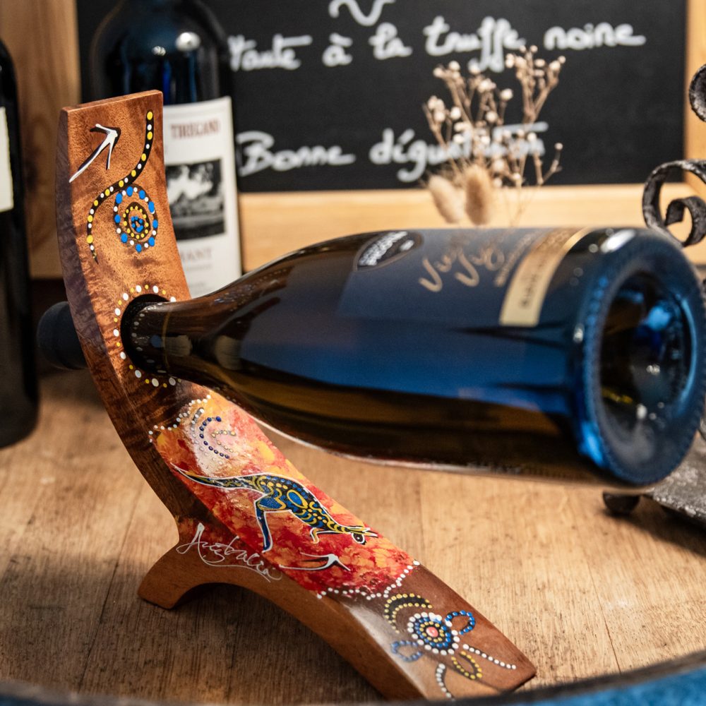 Bouteille de vin présentée dans la salle de petit-déjeuner en Périgord noir