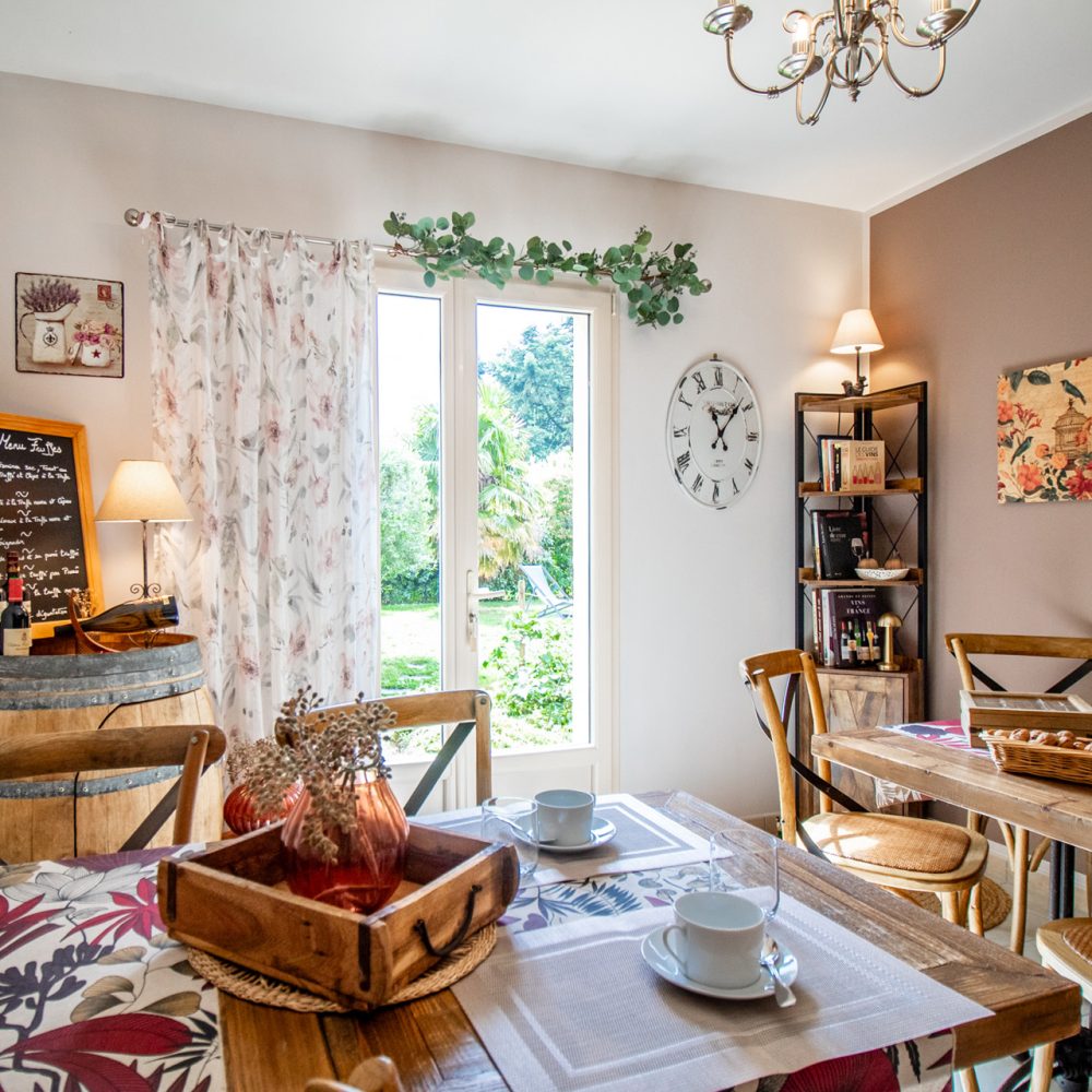 Salle de petit-déjeuner dressée avec buffet des Rêveries en Périgord