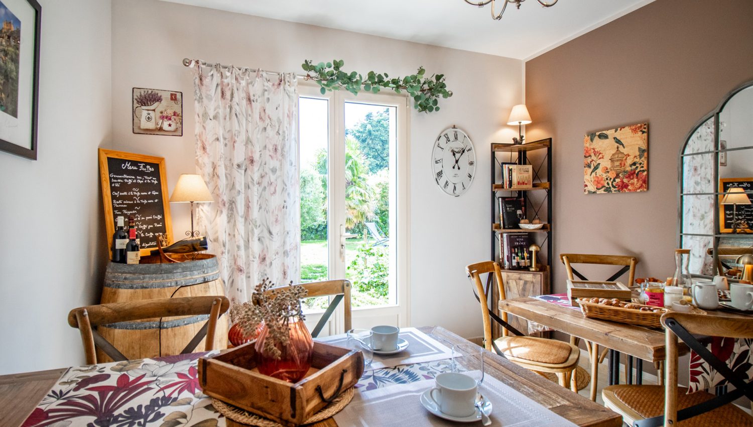 Salle de petit-déjeuner dressée avec buffet des Rêveries en Périgord