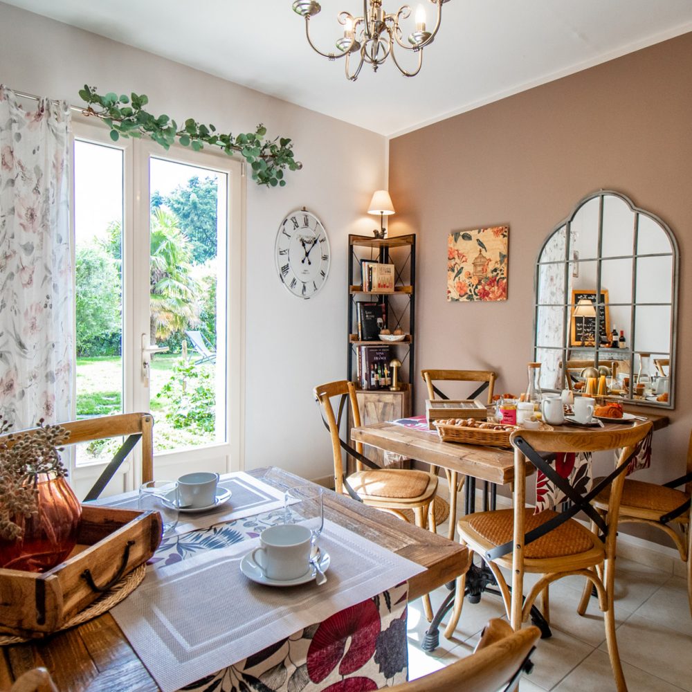 Table dressée et panier de fruits dans la salle de petit-déjeuner près de Sarlat