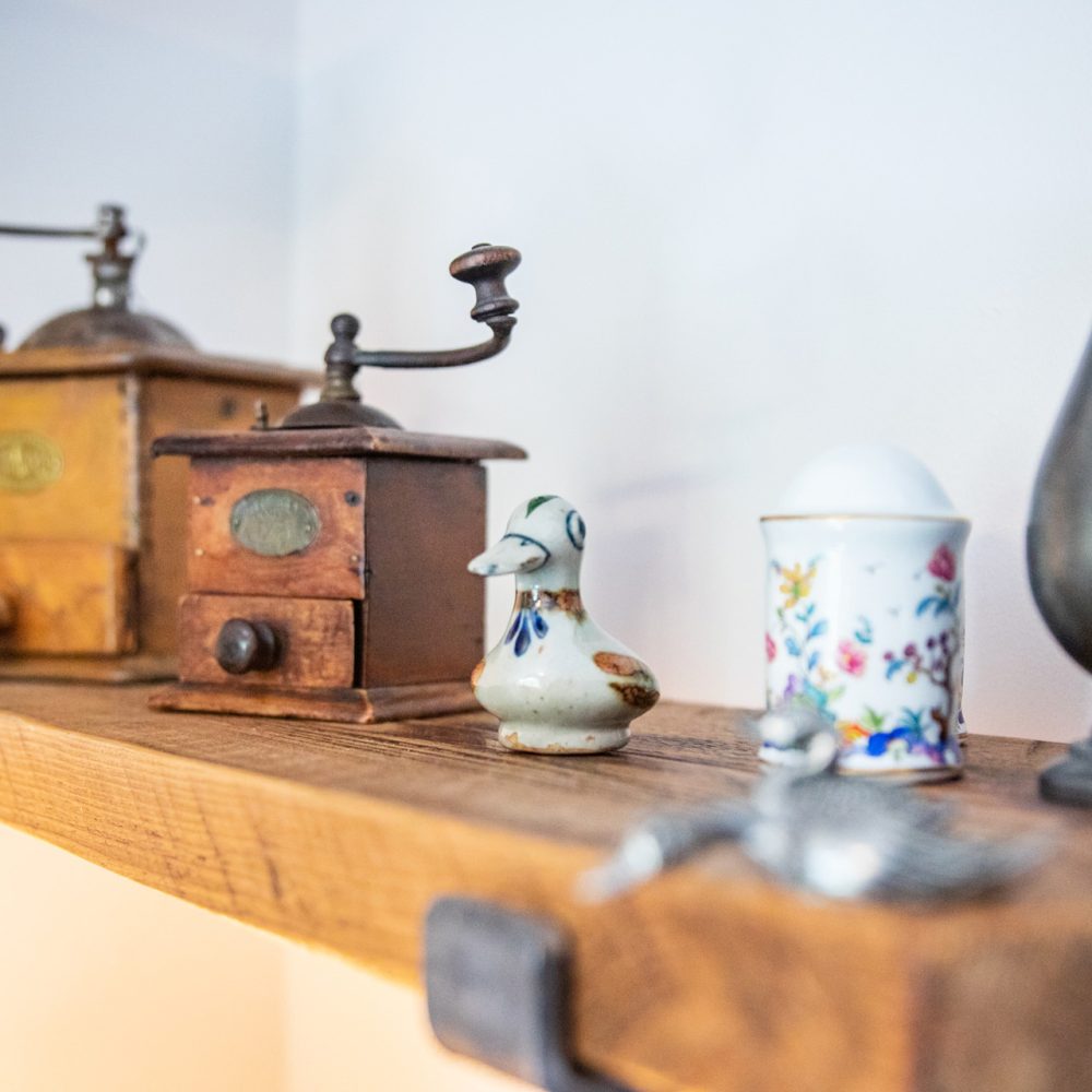 Moulin à café ancien et décoration sur étagère, salle de petit-déjeuner