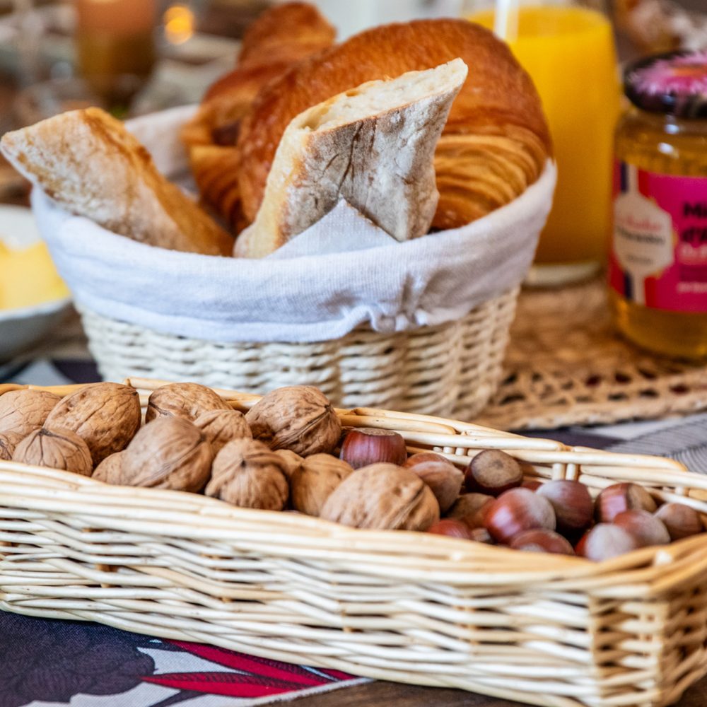 Corbeille de pain et viennoiseries au petit-déjeuner des Rêveries en Périgord