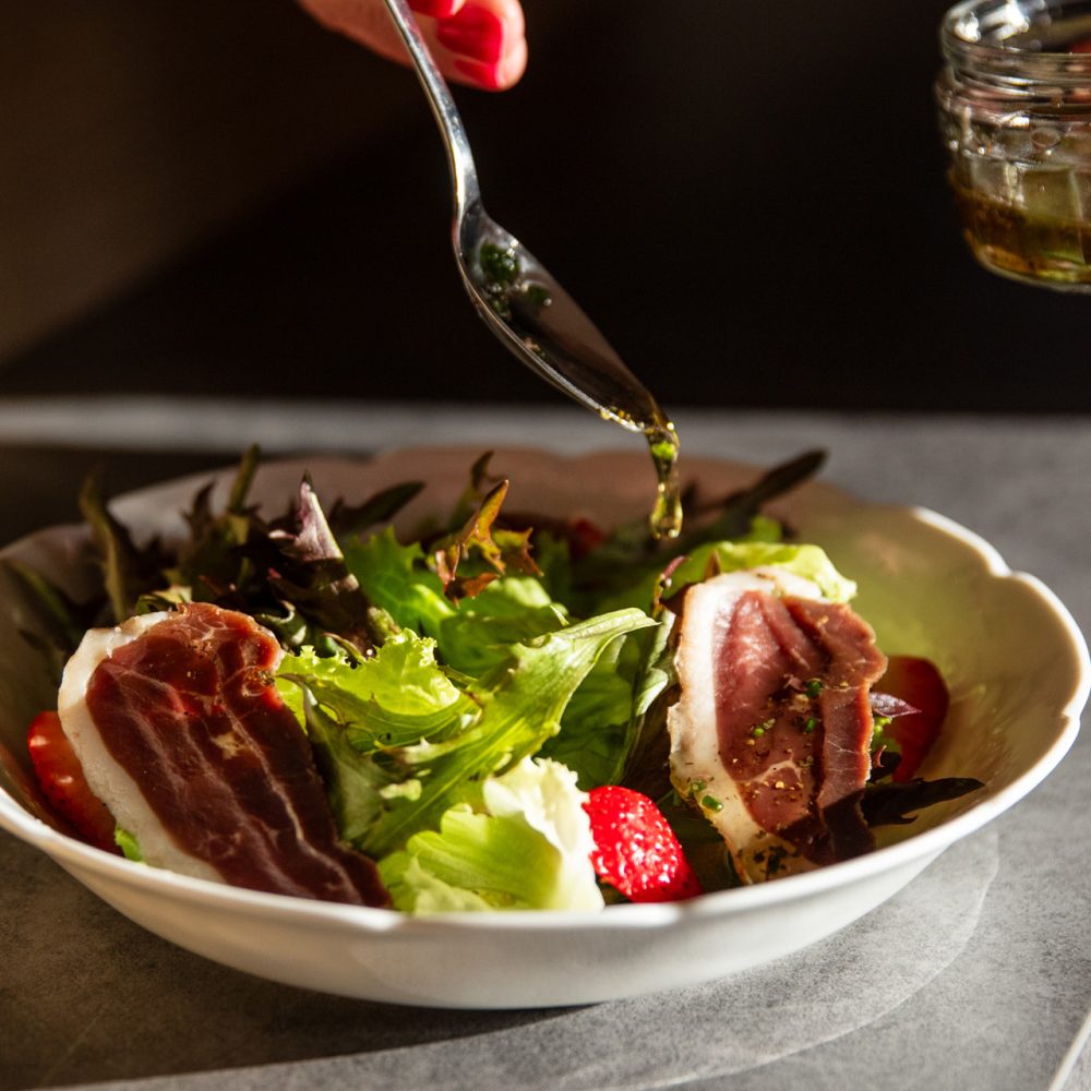 Assiette gastronomique dressée à la table d'hôtes