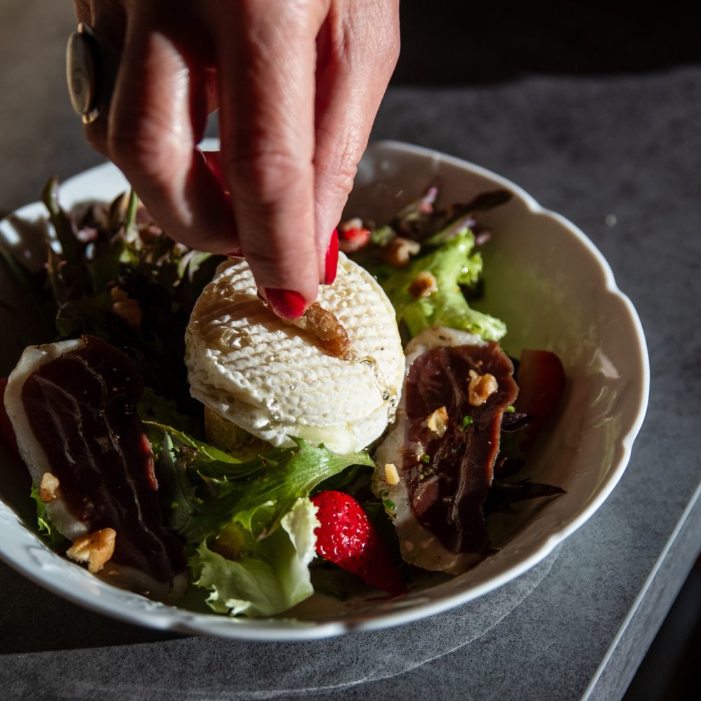 Assiette gastronomique avec quenelle à la table d'hôtes