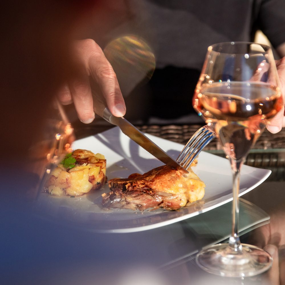 Plat accompagné d'un verre de rosé à la table d'hôtes