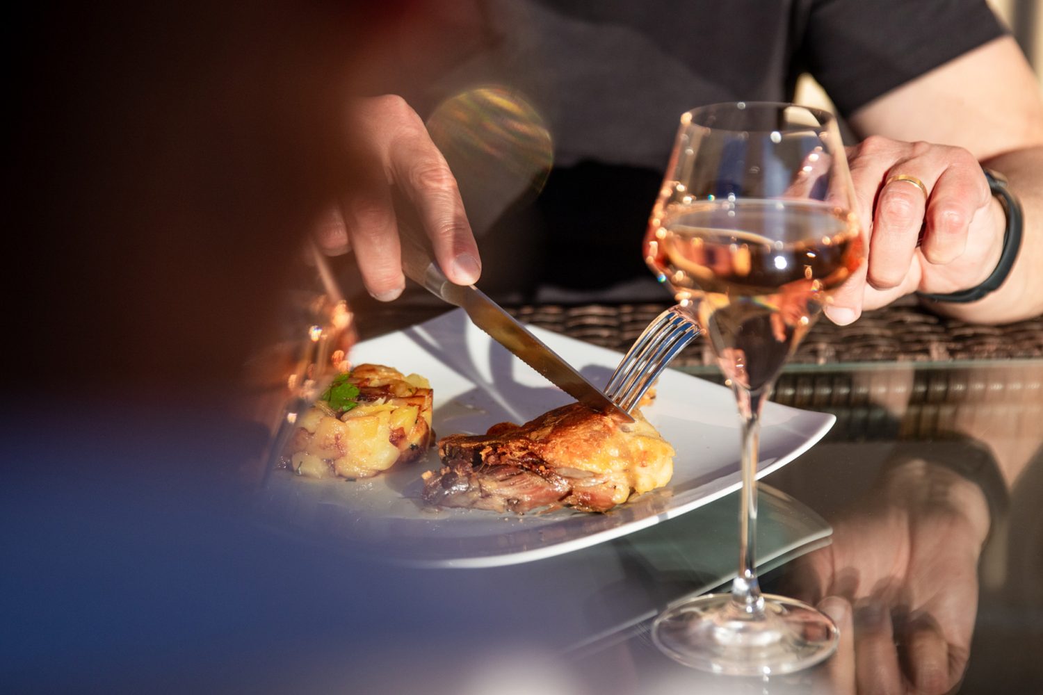 Plat accompagné d'un verre de rosé à la table d'hôtes
