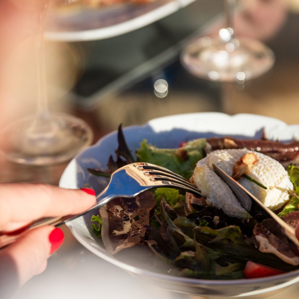 Convive dégustant un plat à la table d'hôtes