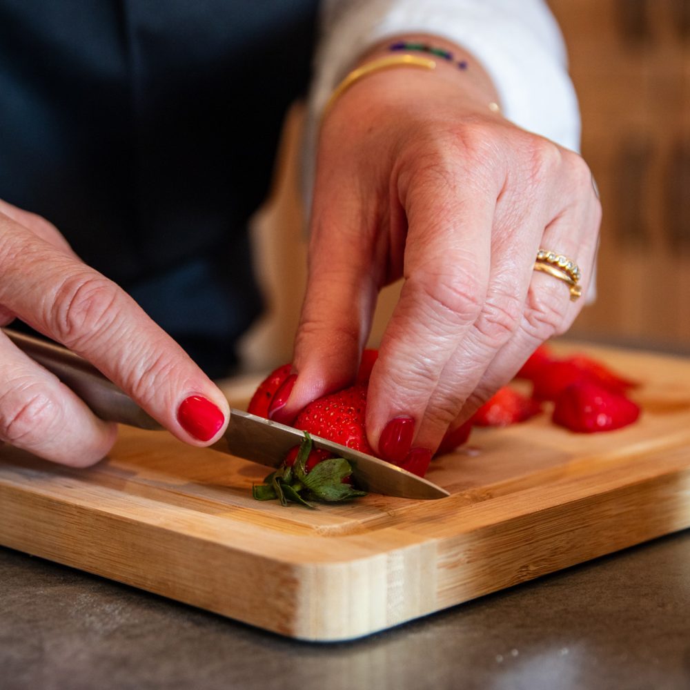 Découpe et dressage sur planche à la table d'hôtes