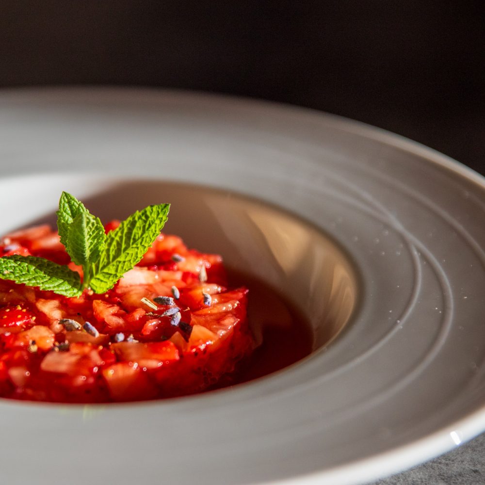 Plat gastronomique à la sauce tomate dressé à la table d'hôtes