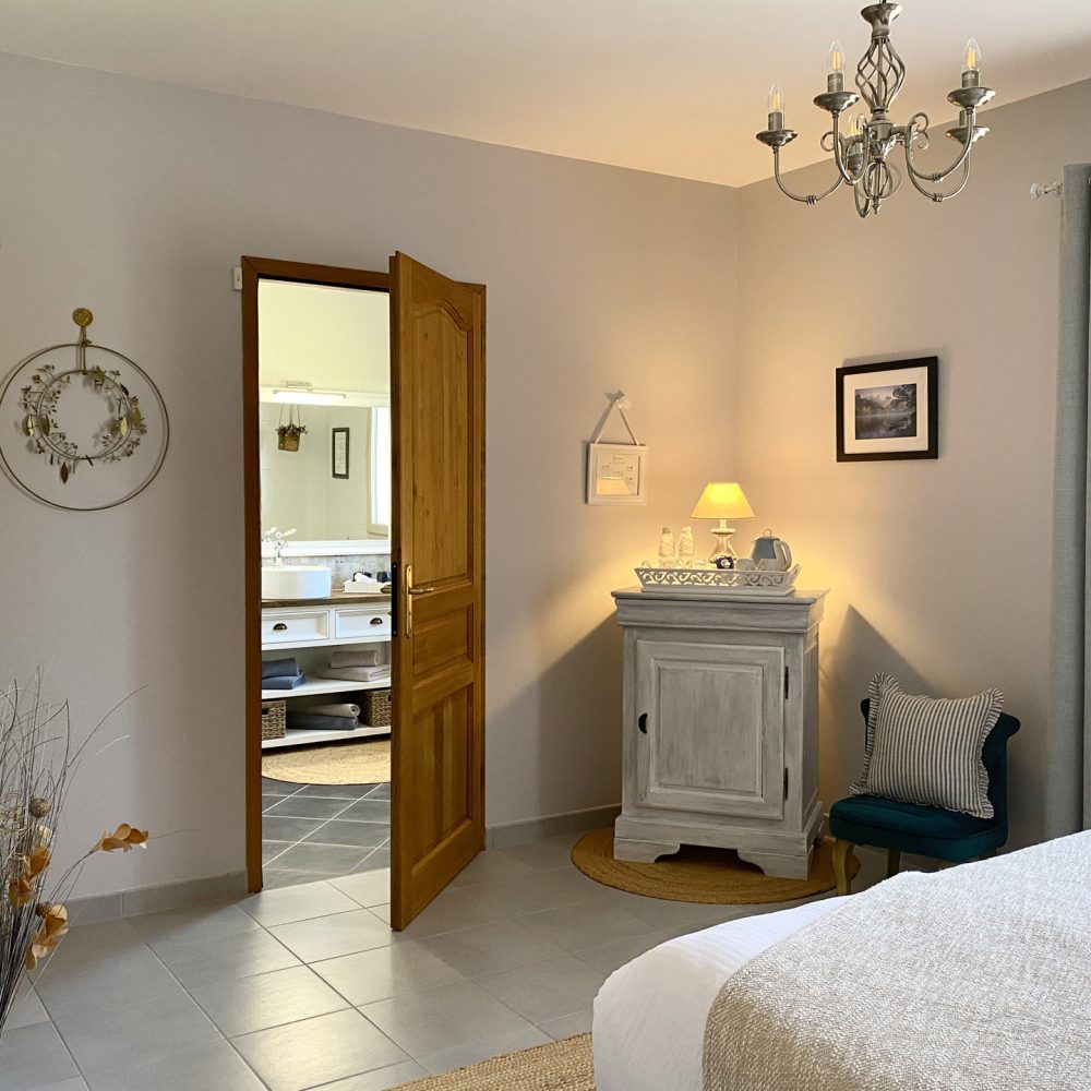 Reveries-en-Perigord-Chambres-dhotes-piscine-Sarlat-Chambre-Brantome-2