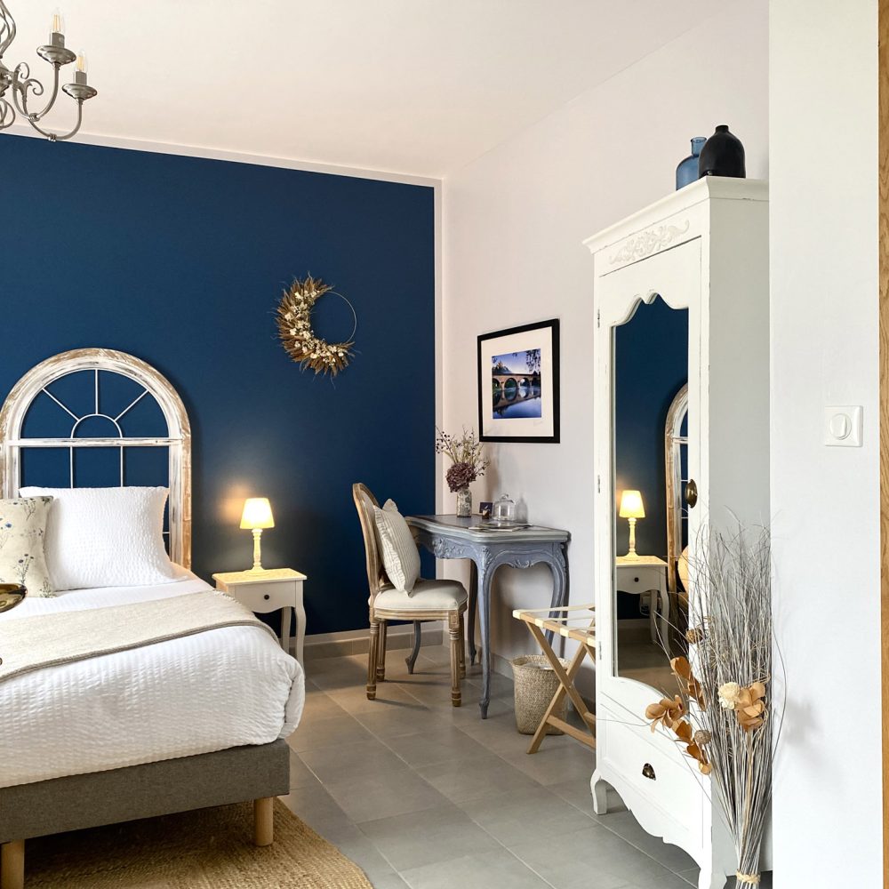 Reveries-en-Perigord-Chambres-dhotes-piscine-Sarlat-Chambre-Brantome-26