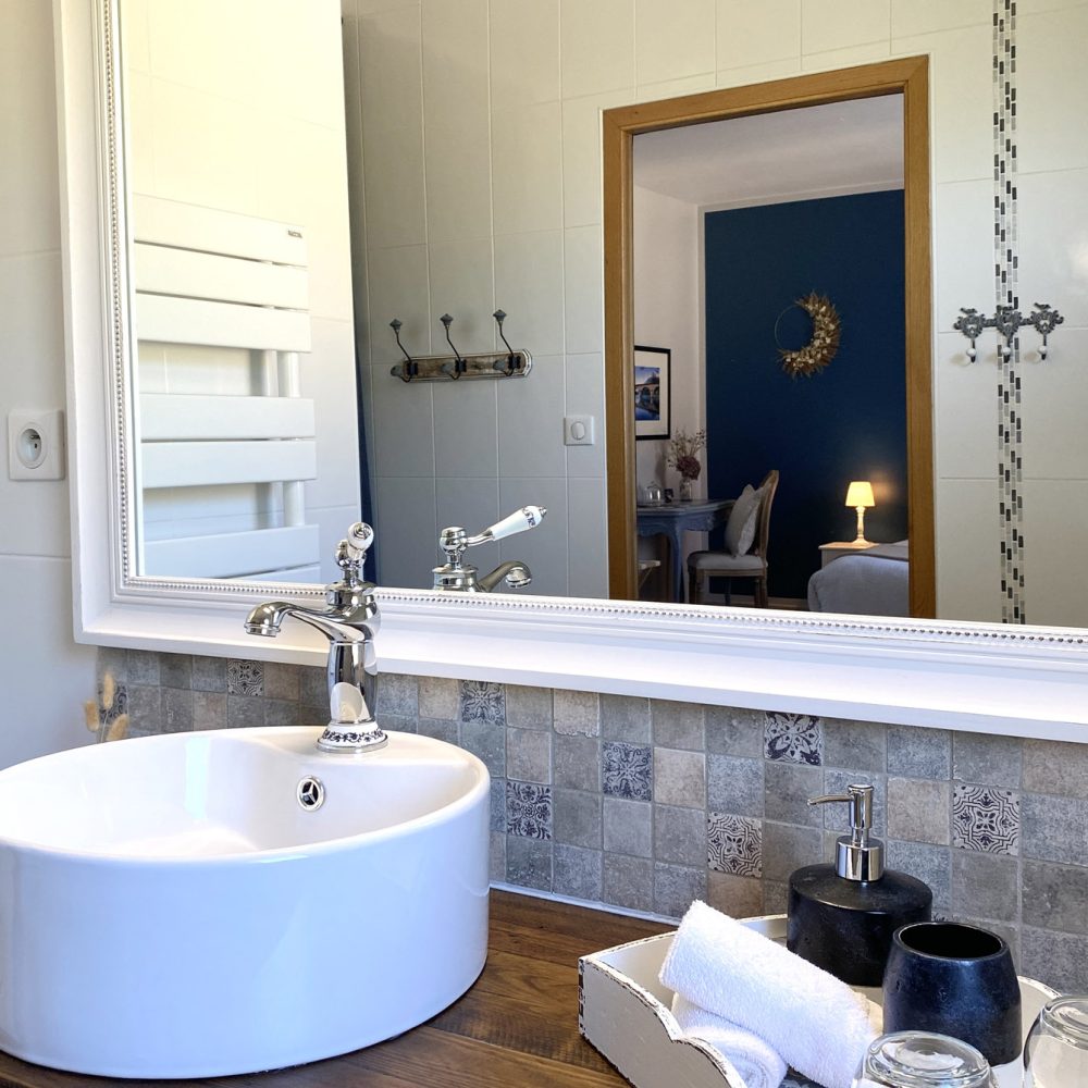 Reveries-en-Perigord-Chambres-dhotes-piscine-Sarlat-Chambre-Brantome-sdb-1