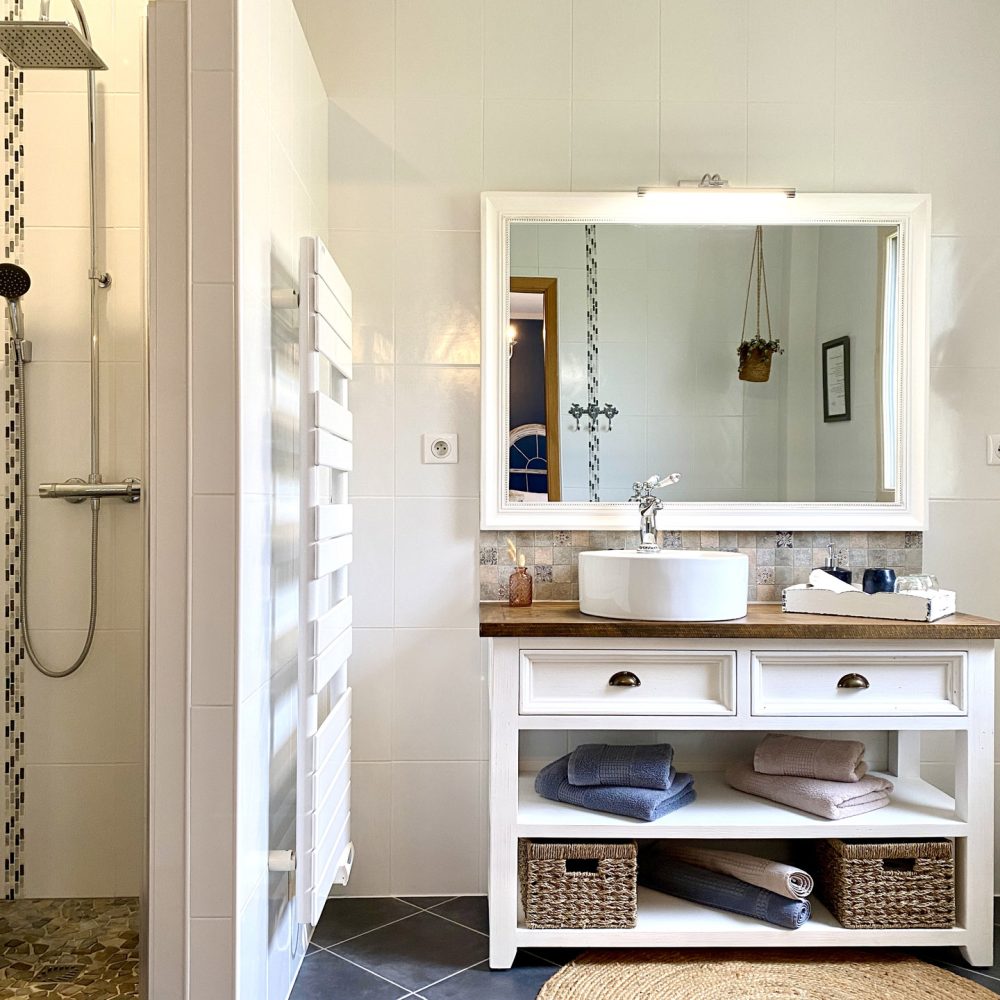 Reveries-en-Perigord-Chambres-dhotes-piscine-Sarlat-Chambre-Brantome-sdb-3